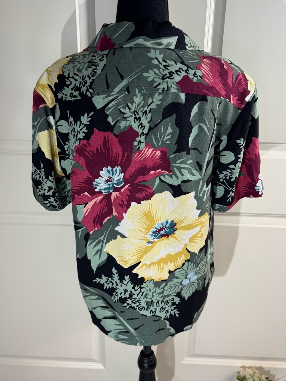 Tommy Bahama Hawaiian Silk Short-Sleeve Floral Button-Down Shirt Small - Picture 2 of 6